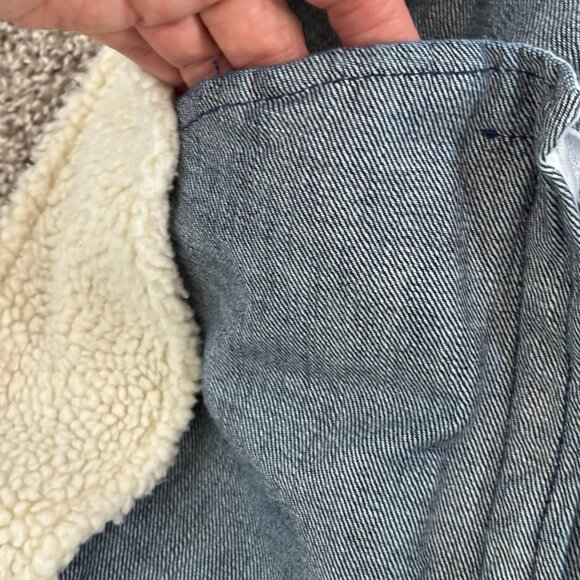 Retro Gap Jean Jacket in Excellent Condition with Sherpa Like Partial Lining - L - Picture 10 of 10
